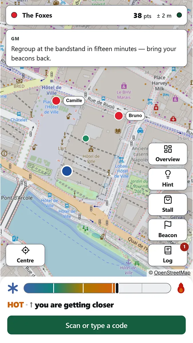 The player map: teammates on the plan, the organiser’s announcement, and at the bottom the proximity gauge showing you are getting closer.
